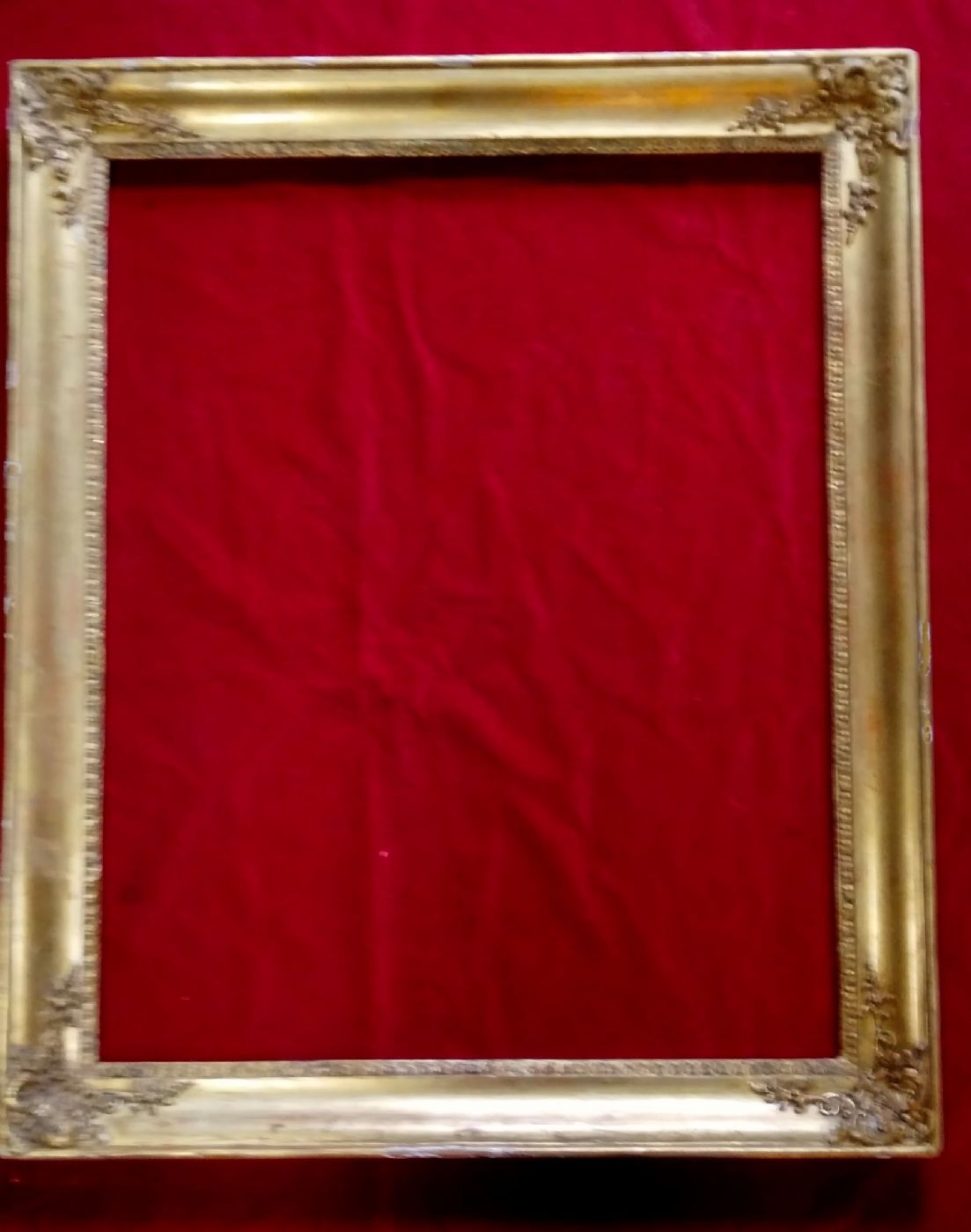 Cornice in legno dorato Impero con 4 angoli intagliati, piccolo bordo esterno a tondino.Sagoma Impero. luce cm.72 x 58 est.87 x 71